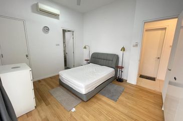 Waltz Residences Premium Renovation Unit for SALES ( 4Room + 4Bath + 2Carpark ) FREEHOLD   