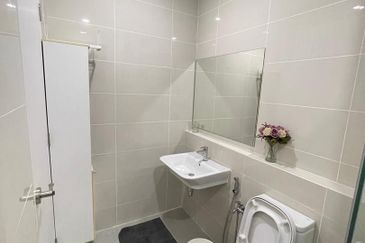 Waltz Residences Premium Renovation Unit for SALES ( 4Room + 4Bath + 2Carpark ) FREEHOLD   