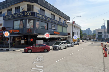 {First floor} Jalan Telawi for RENT