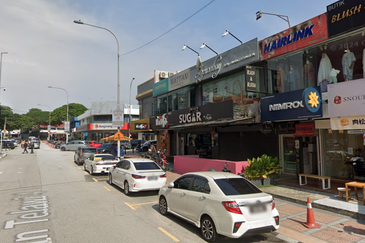 {First floor} Jalan Telawi for RENT