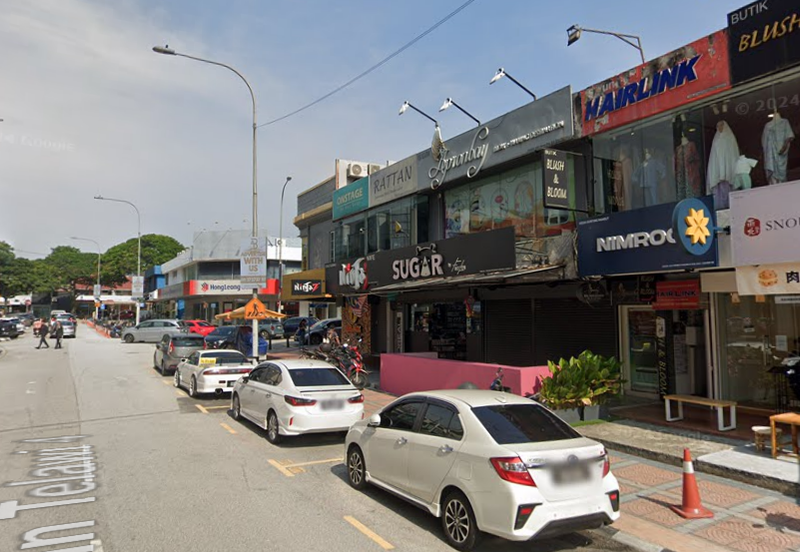 {First floor} Jalan Telawi for RENT