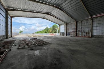 Big Land Warehouse with 3 Storey Office Building Jitra Kedah For Rent