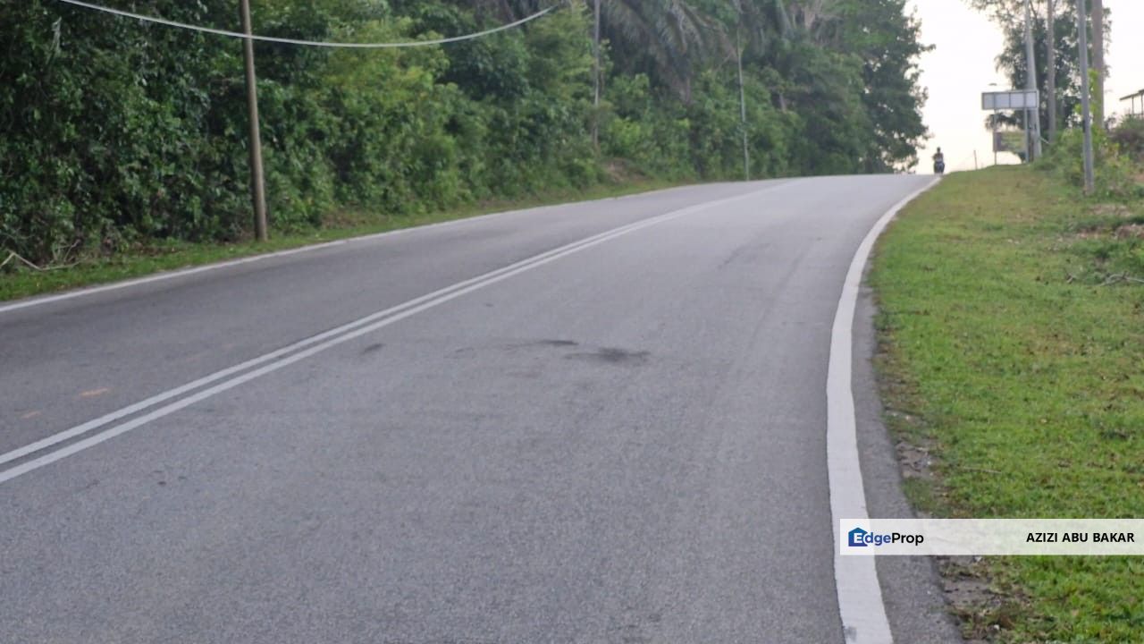Tanah tepi jalan kg tok muchong wakaf tapai , Terengganu, Marang