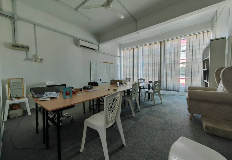 Corner 1st & 2nd Floor Shoplot Kompleks Perniagaan LITC Jalan Putra