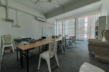 Corner 1st & 2nd Floor Shoplot Kompleks Perniagaan LITC Jalan Putra