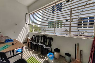 Corner 1st & 2nd Floor Shoplot Kompleks Perniagaan LITC Jalan Putra