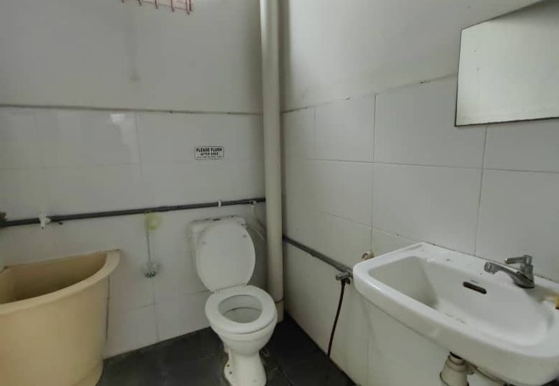 Corner 1st & 2nd Floor Shoplot Kompleks Perniagaan LITC Jalan Putra