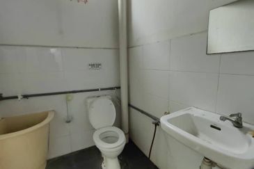 Corner 1st & 2nd Floor Shoplot Kompleks Perniagaan LITC Jalan Putra