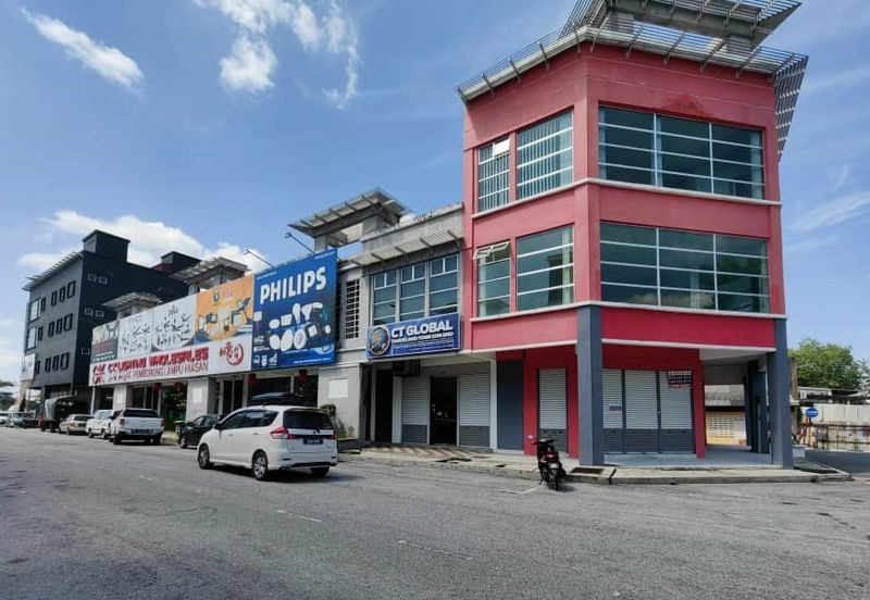 Whole Unit Corner Lot 3 Storey Shoplot at LITC Jalan Putra / Mergong For Rent