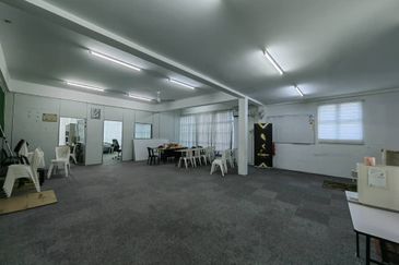 Whole Unit Corner Lot 3 Storey Shoplot at LITC Jalan Putra / Mergong For Rent