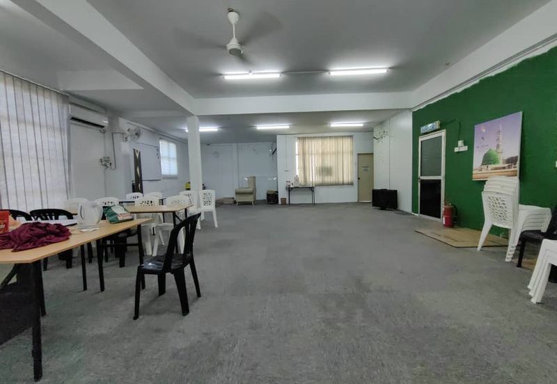 Whole Unit Corner Lot 3 Storey Shoplot at LITC Jalan Putra / Mergong For Rent