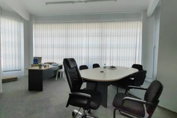 Whole Unit Corner Lot 3 Storey Shoplot at LITC Jalan Putra / Mergong For Rent