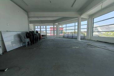 Whole Unit Corner Lot 3 Storey Shoplot at LITC Jalan Putra / Mergong For Rent