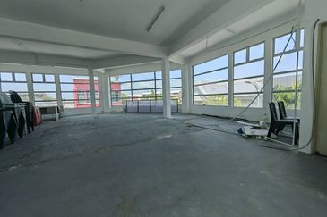 Whole Unit Corner Lot 3 Storey Shoplot at LITC Jalan Putra / Mergong For Rent