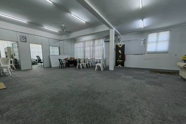 Whole Unit Corner Lot 3 Storey Shoplot at LITC Jalan Putra / Mergong For Rent