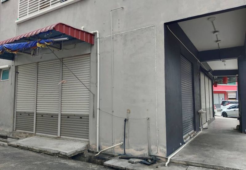 Corner Lot Ground Floor Shoplot at LITC Jalan Putra / Mergong For Rent