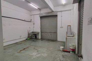 Corner Lot Ground Floor Shoplot at LITC Jalan Putra / Mergong For Rent