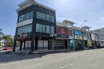 Corner Lot Ground Floor Shoplot at LITC Jalan Putra / Mergong For Rent