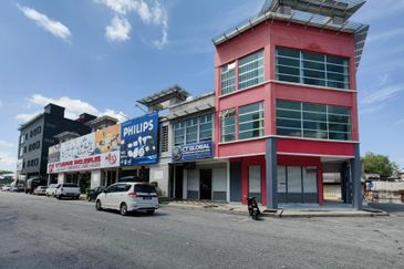 Corner Lot Ground Floor Shoplot at LITC Jalan Putra / Mergong For Rent