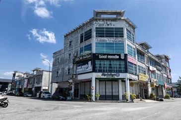 Corner Lot Ground Floor Shoplot at LITC Jalan Putra / Mergong For Rent