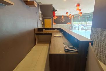 Corner Lot Ground Floor Shoplot at LITC Jalan Putra / Mergong For Rent