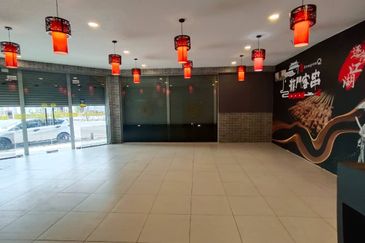 Corner Lot Ground Floor Shoplot at LITC Jalan Putra / Mergong For Rent