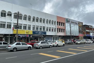 Town Area 3 Combining 3 Storey Shoplot Near Aman Central For Sale