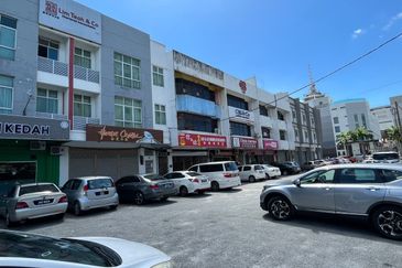 Town Area 3 Combining 3 Storey Shoplot Near Aman Central For Sale