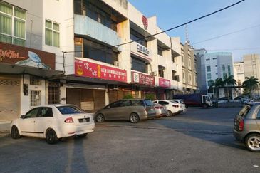 Town Area 3 Combining 3 Storey Shoplot Near Aman Central For Sale