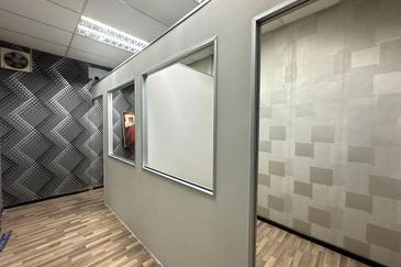 Office Use Ground Floor Shoplot Near Mergong / Shahab Perdana For Rent