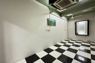 Office Use Ground Floor Shoplot Near Mergong / Shahab Perdana For Rent