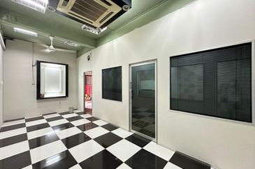 Office Use Ground Floor Shoplot Near Mergong / Shahab Perdana For Rent