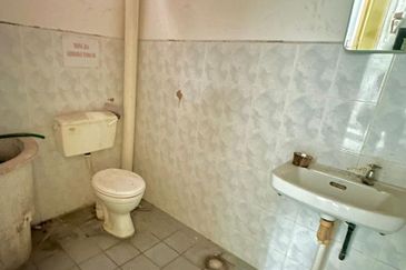 Office Use Ground Floor Shoplot Near Mergong / Shahab Perdana For Rent