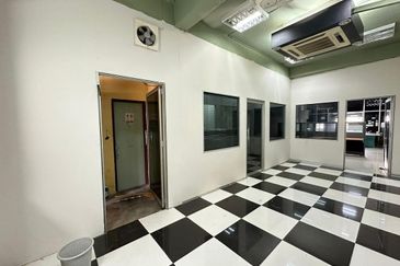 Office Use Ground Floor Shoplot Near Mergong / Shahab Perdana For Rent