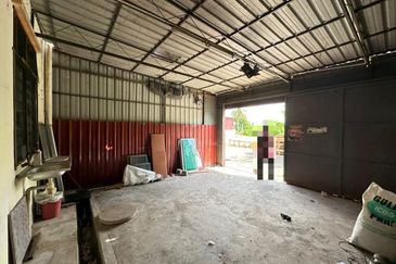 Office Use Ground Floor Shoplot Near Mergong / Shahab Perdana For Rent