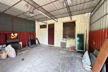 Office Use Ground Floor Shoplot Near Mergong / Shahab Perdana For Rent