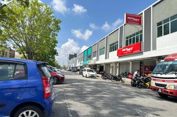 Office Use Ground Floor Shoplot Near Mergong / Shahab Perdana For Rent