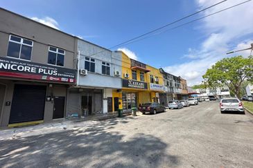Office Use Ground Floor Shoplot Near Mergong / Shahab Perdana For Rent