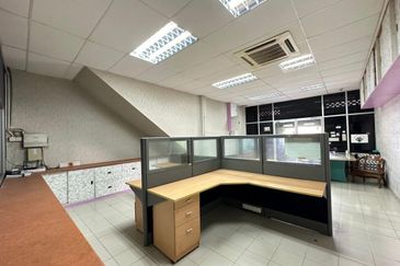 Office Use Ground Floor Shoplot Near Mergong / Shahab Perdana For Rent