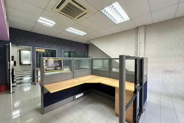 Office Use Ground Floor Shoplot Near Mergong / Shahab Perdana For Rent
