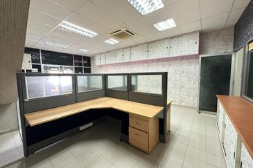 Office Use Ground Floor Shoplot Near Mergong / Shahab Perdana For Rent