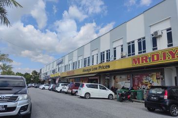 Kompleks Perniagaan Langgar