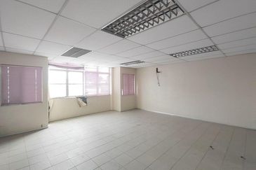 Jalan Taming Permai 1 Seri Kembangan 3 Storey Shoplot for Rent