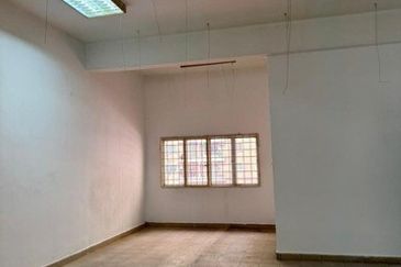Jalan Taming Permai 1 Seri Kembangan 3 Storey Shoplot for Rent