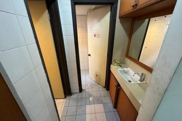 Jalan Taming Permai 1 Seri Kembangan 3 Storey Shoplot for Rent