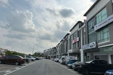 Setia Tropika 3 Storey Shoplot for Rent