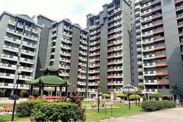 Turf View Apartment (Mutiara Serdang)