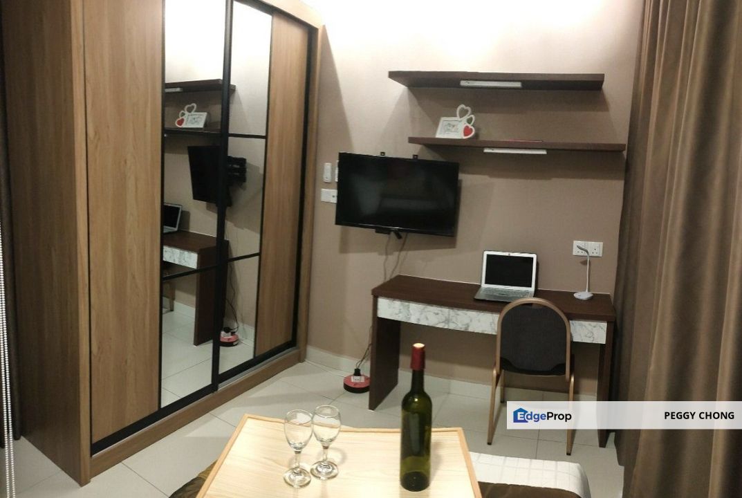 Cheap & Best Value Middle Room with Balcony for Rent at Pinnacle | Fully Furnished | Female Unit, Kuala Lumpur, Bandar Baru Sri Petaling