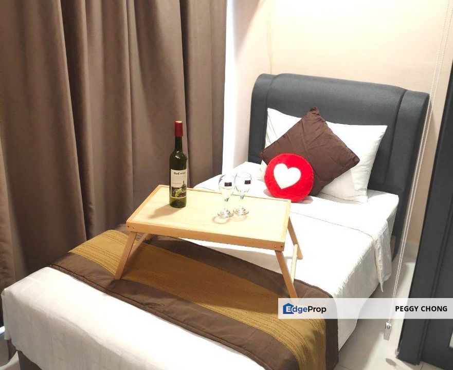 Cheap & Best Value Middle Room with Balcony for Rent at Pinnacle | Fully Furnished | Female Unit, Kuala Lumpur, Bandar Baru Sri Petaling