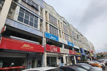 Section 9 Shah Alam 4 Storey End Lot Shoplot For Sale
